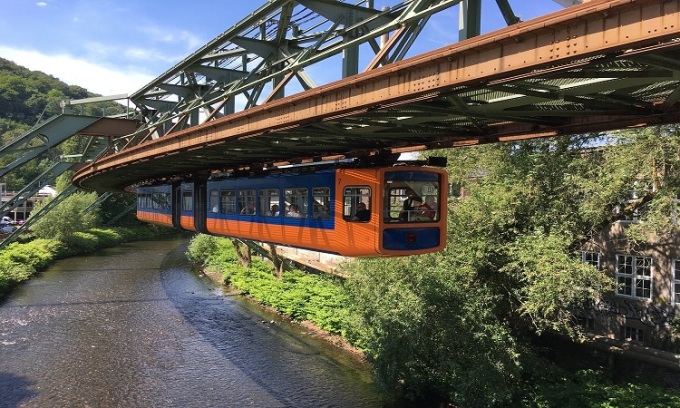 Die Schwebebahnstrecke führt durch viele schöne Landschaften im Wuppertaler Stadtgebiet. Foto: Wikipedia
