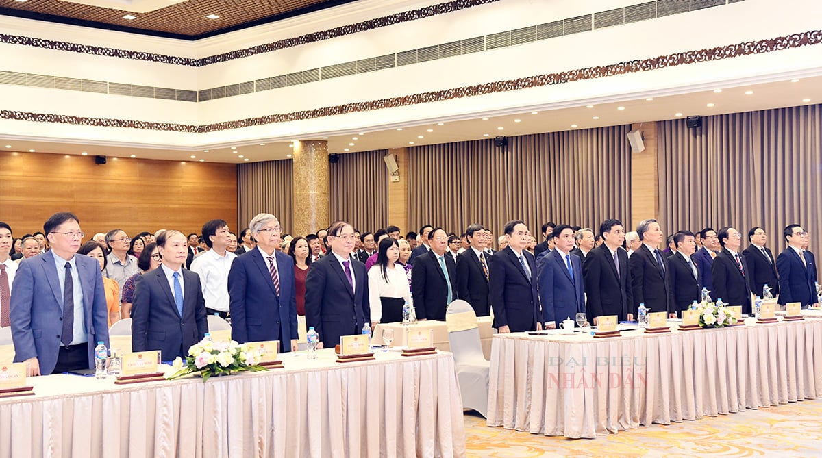 El presidente de la Asamblea Nacional, Tran Thanh Man, asiste a la ceremonia para honrar a los intelectuales científicos y tecnológicos destacados en 2024 -0