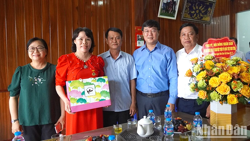 El secretario del Comité Provincial del Partido de Dong Thap visita y felicita a los maestros vietnamitas por el Día del Maestro