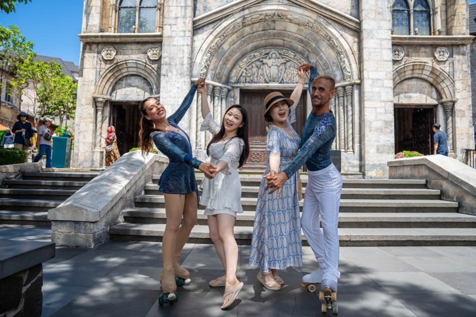 Khách Hàn Quốc check in với các nghệ sĩ quốc tế tại Sun World Ba Na Hills.