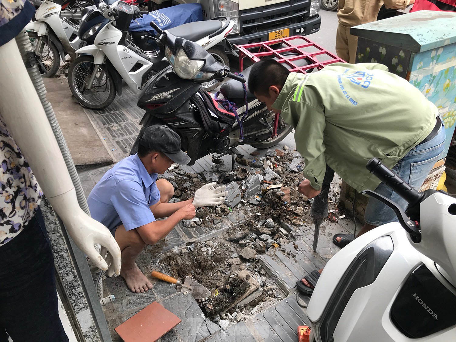 Hanoi: After paving the sidewalk, use a chisel to dig it up to put the water pipes underground, photo 3