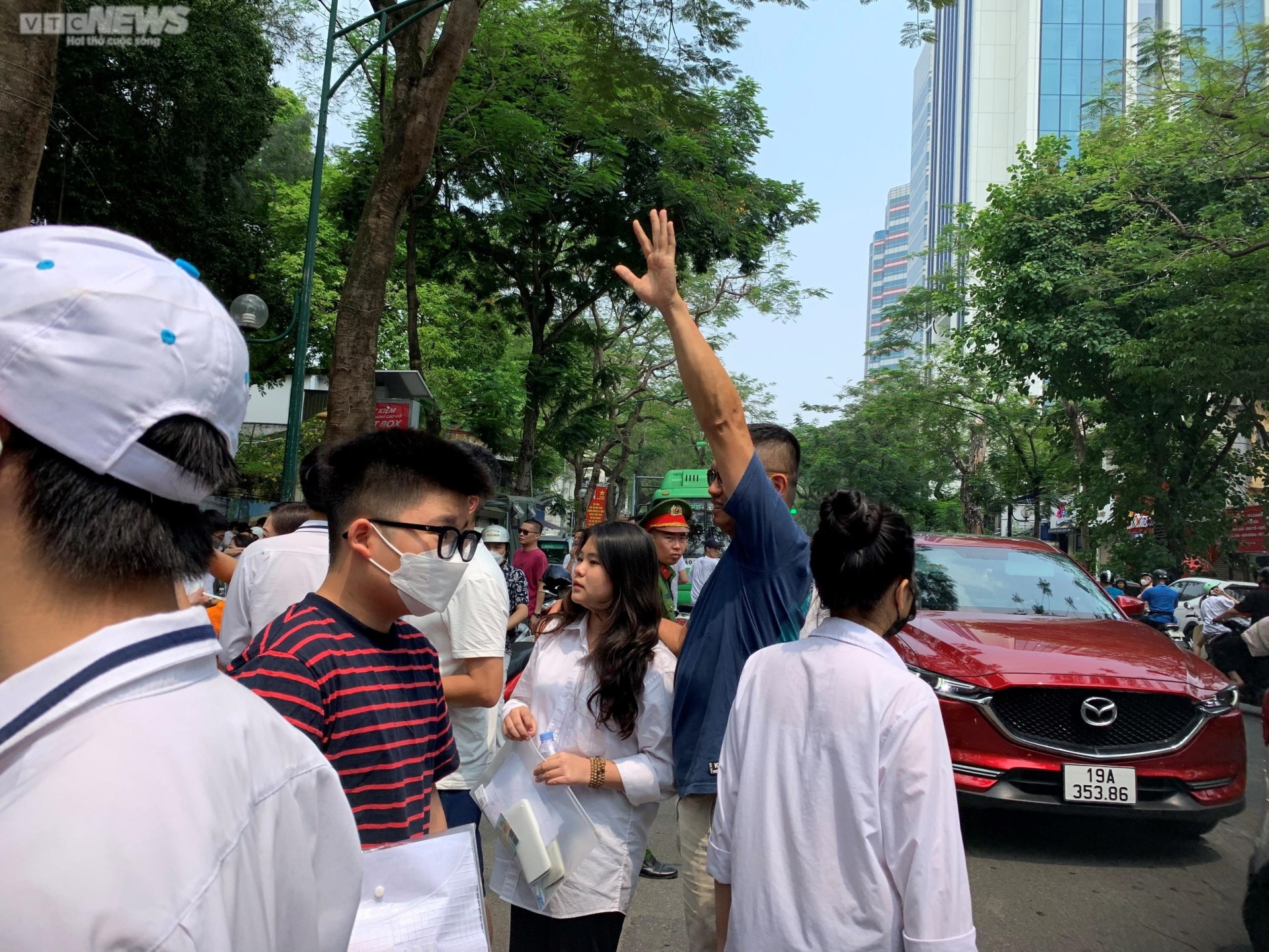 Los candidatos se cubrieron el rostro y lloraron en momentos emotivos en el examen de décimo grado en Hanoi - 9