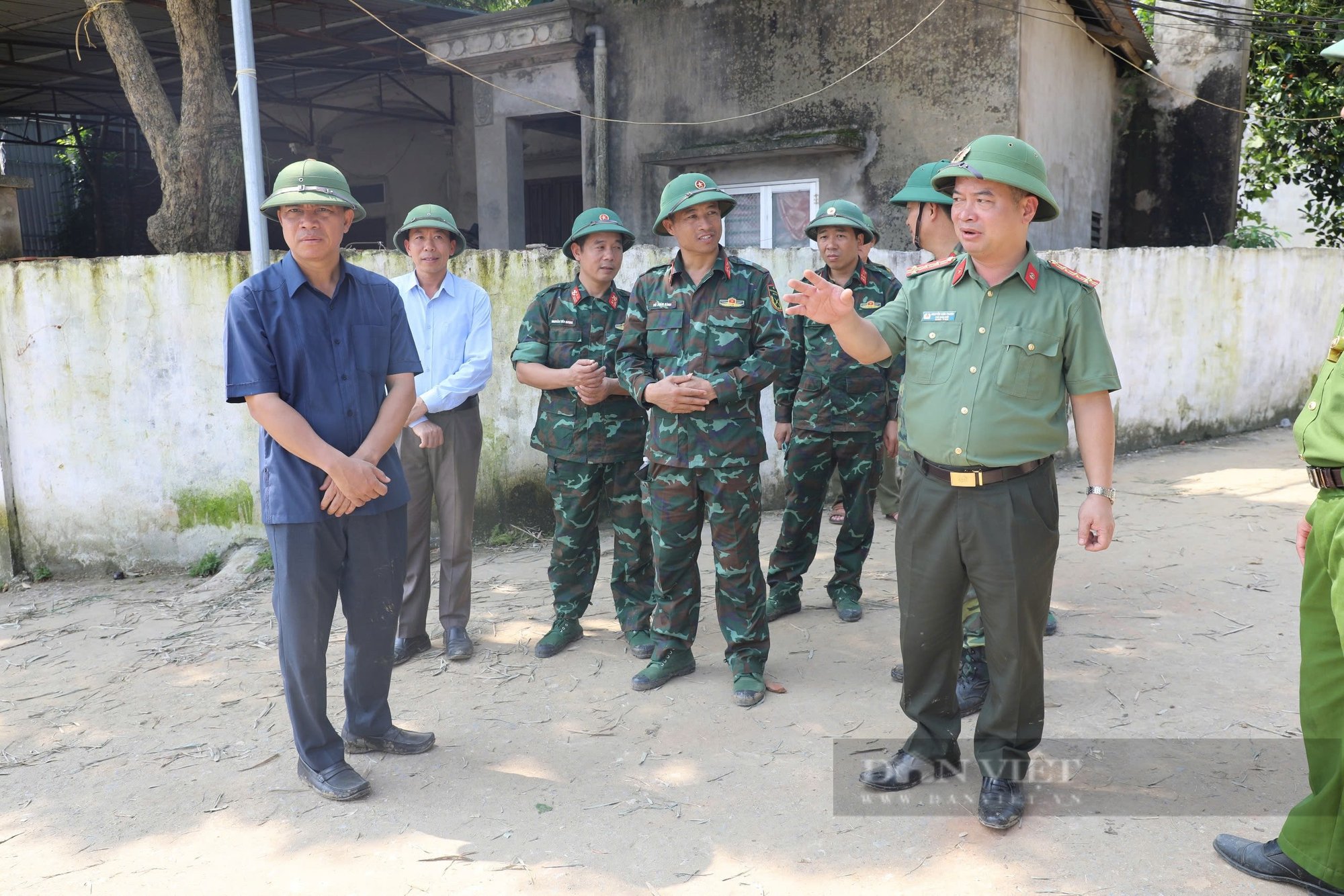 Hình ảnh mới nhất tìm kiếm người mất tích vụ sập cầu Phong Châu trên sông Hồng- Ảnh 1.