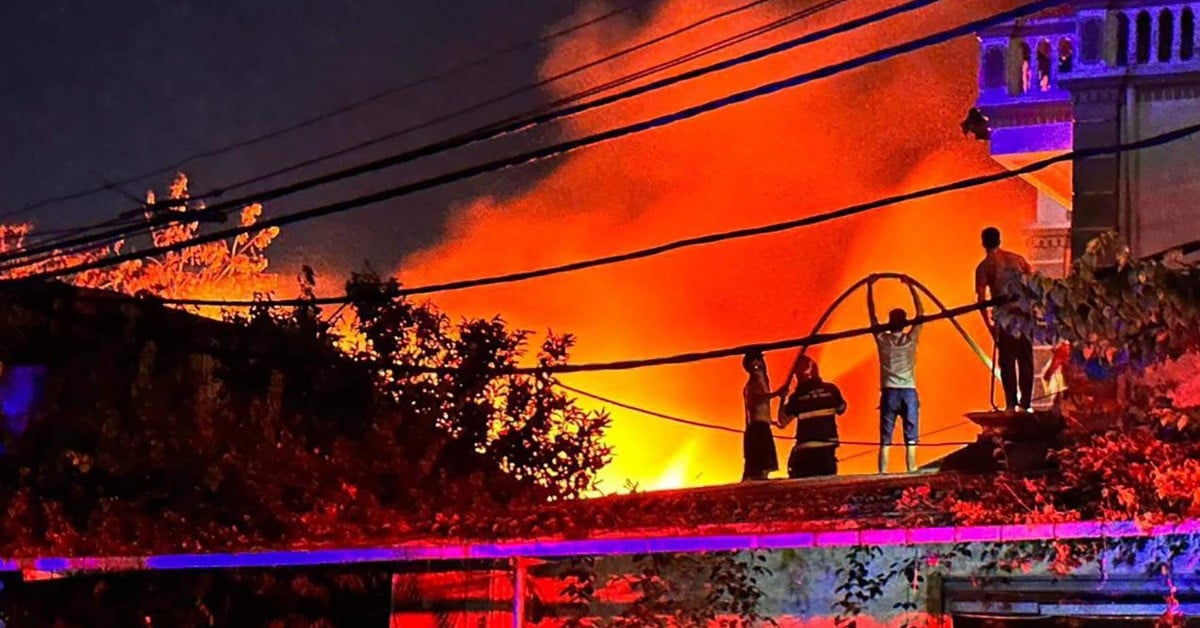 Brand in Dessousfabrik in Hanoi, Flammen schlagen hoch