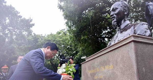 Le Premier ministre indien offre des fleurs à la statue en bronze du président Ho Chi Minh