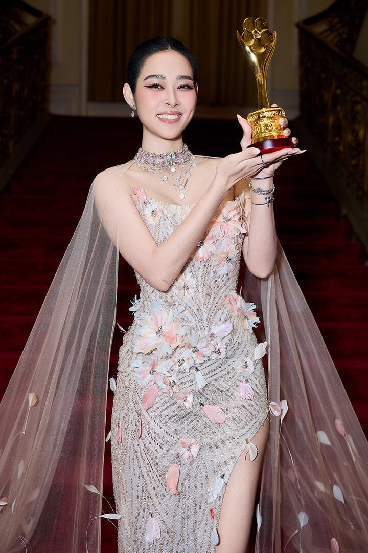 Diep Bao Ngoc a remporté le prix de la « Meilleure actrice de cinéma et de télévision » à Mai Vang 2023.