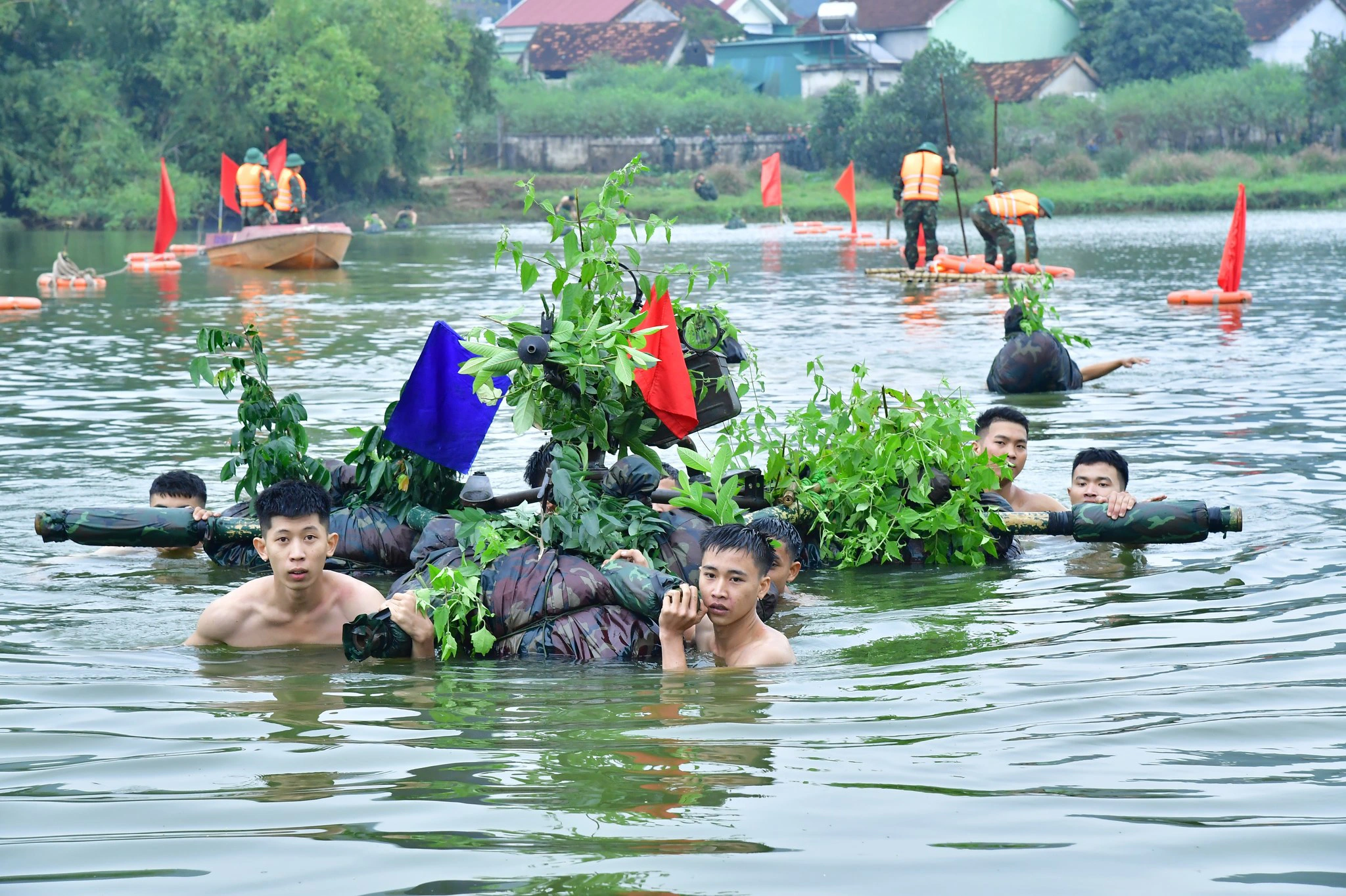 Bộ đội vượt sông trong giá lạnh, tiêu diệt mục tiêu bằng hỏa lực mạnh