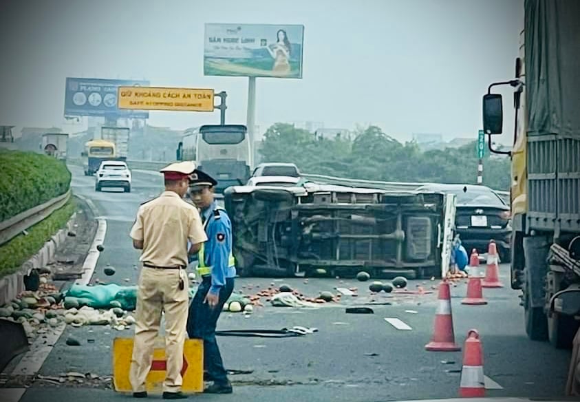 Lật xe tải trên cao tốc, hoa quả dập nát, văng khắp mặt đường - Ảnh 1.