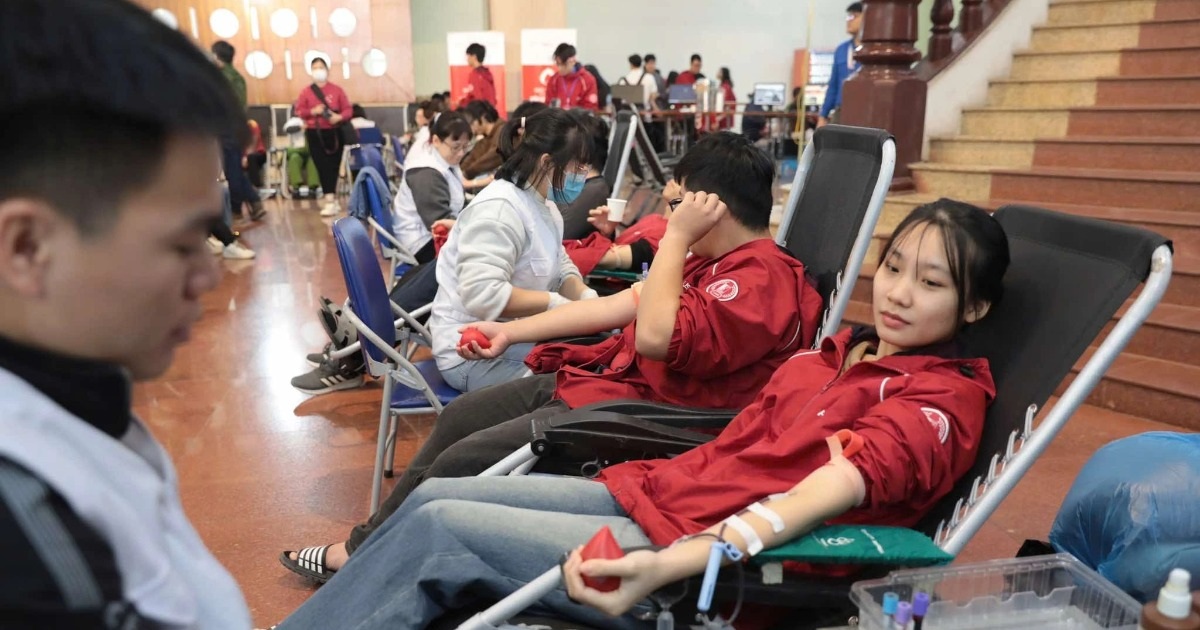 Thousands of Hanoi students donate blood to save patients