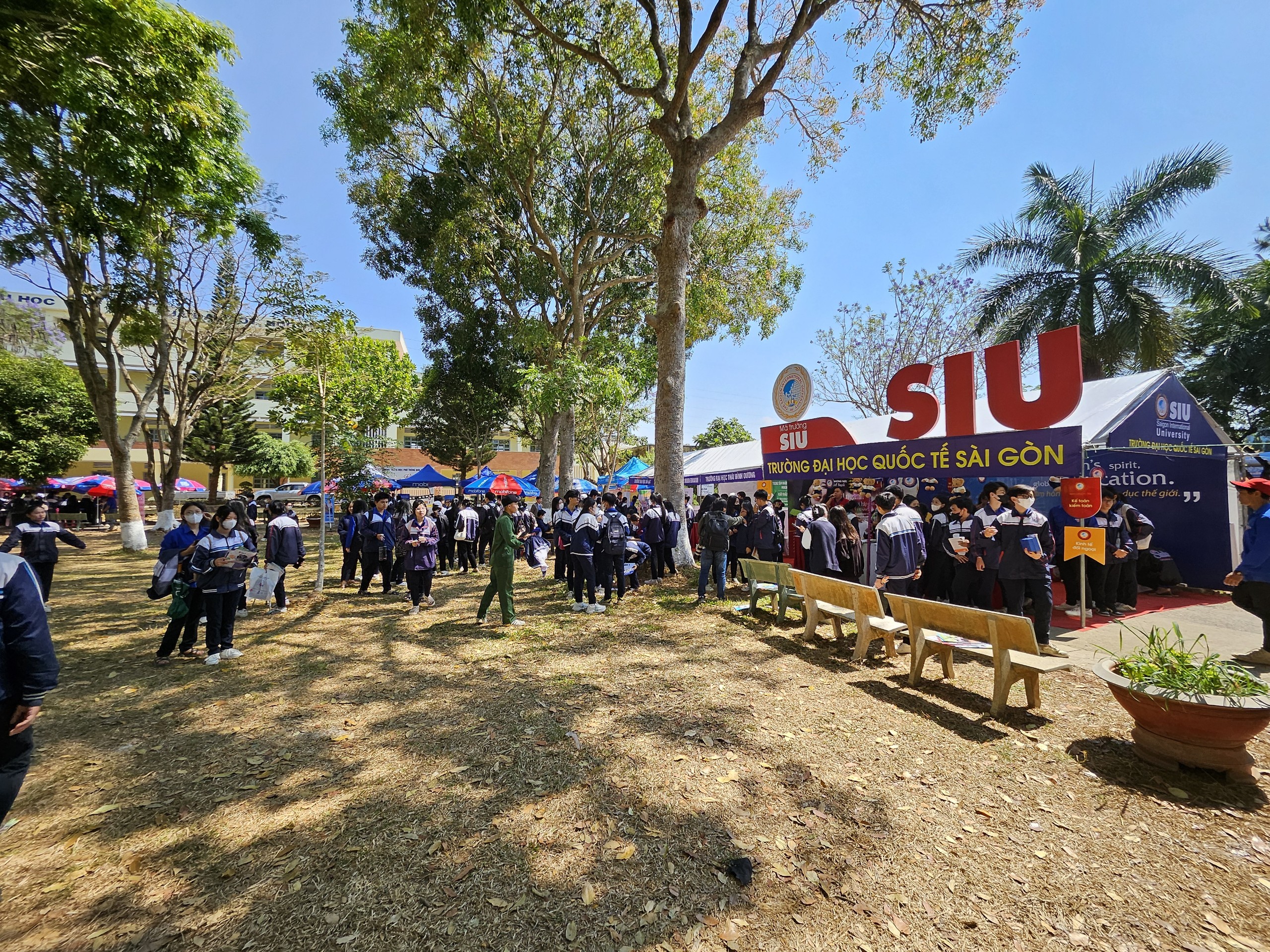 Gian hàng tại chương trình Tư vấn mùa thi níu chân học sinh- Ảnh 5.