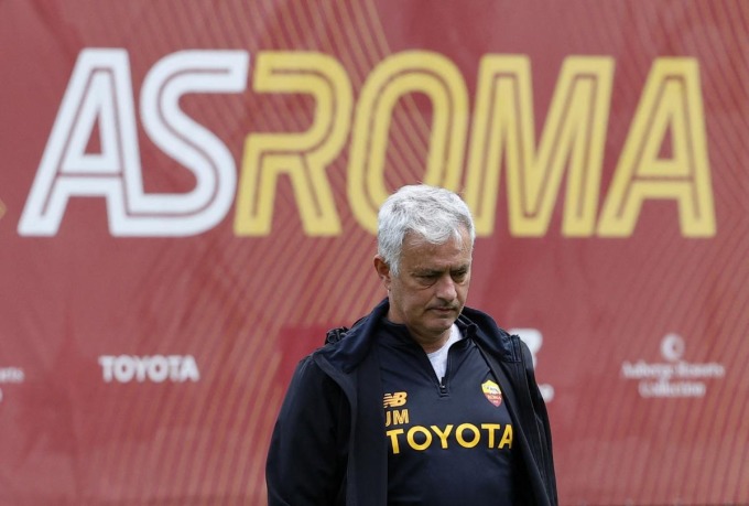 Mourinho trên sân tập Roma ngày 15/5. Ảnh: asroma.it