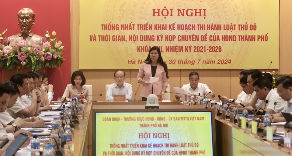 Chairwoman of the Vietnam Fatherland Front Committee of Hanoi City Nguyen Lan Huong speaks at the conference