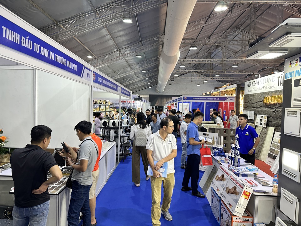 With the socio-economic situation showing many signs of improvement, this Exhibition attracted more than 1,200 booths and nearly 400 domestic and foreign enterprises to participate.