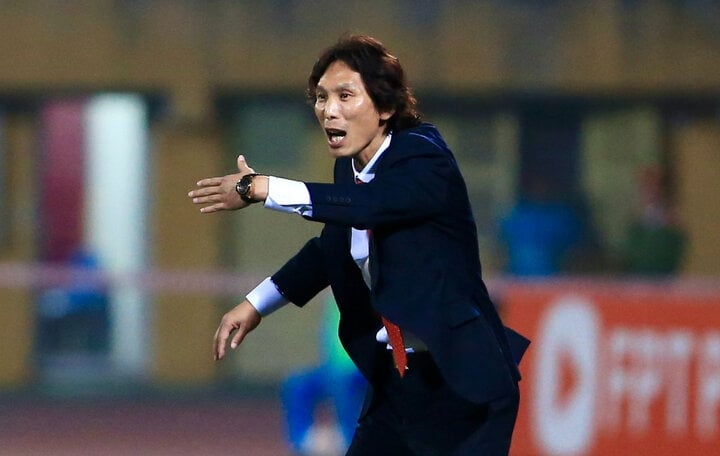 Coach Gong Oh-kyun lost his seat after only the first 5 matches leading the Hanoi Police Club.