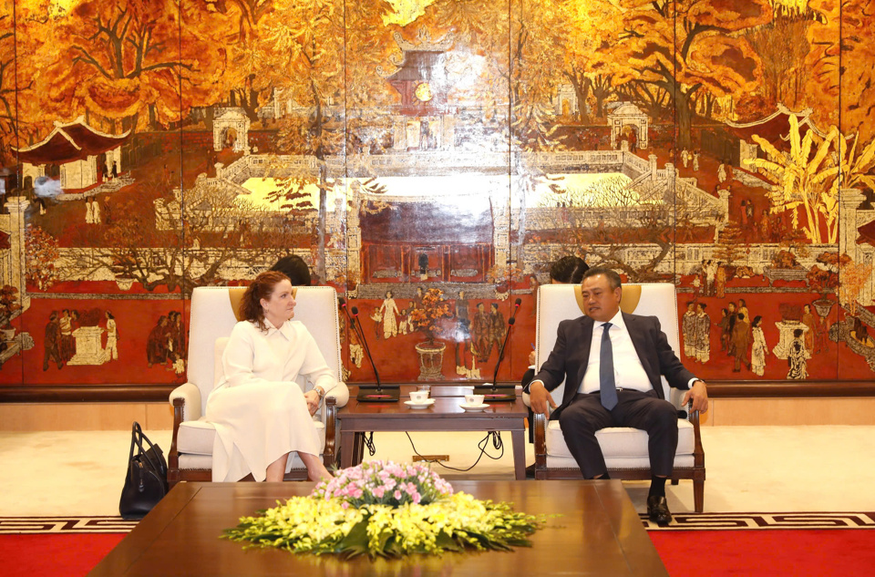 Chairman of Hanoi People's Committee Tran Sy Thanh received New Zealand Ambassador to Vietnam Caroline Beresford.