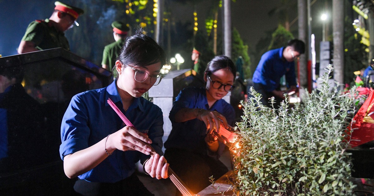 เยาวชนเมืองหลวง “จุดเทียนรำลึกวีรชนผู้เสียสละ”