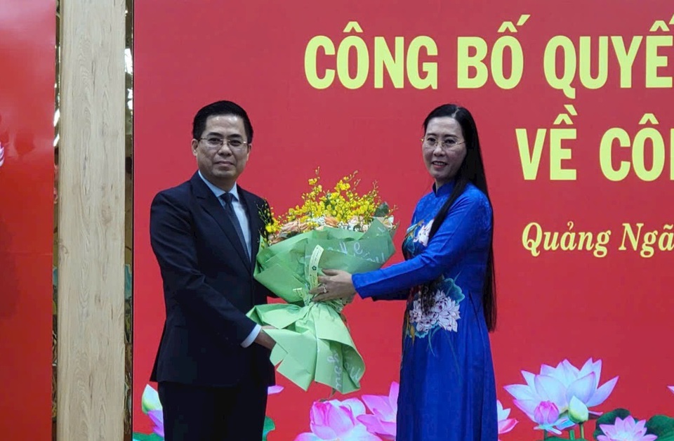 Mme Bui Thi Quynh Van, Secrétaire du Comité provincial du Parti, Présidente du Conseil populaire de la province de Quang Ngai, a offert des fleurs à M. Nguyen Hoang Giang.