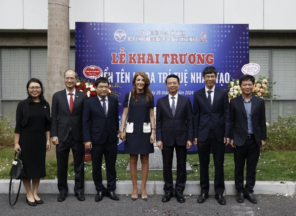 Le ministre de l'Information et des Communications, Nguyen Manh Hung, Mme Rita Mokbel, directrice d'Ericsson Vietnam et le professeur associé Dr Dang Hoai Bac, directeur du PTIT, lors de la cérémonie de signature de la coopération