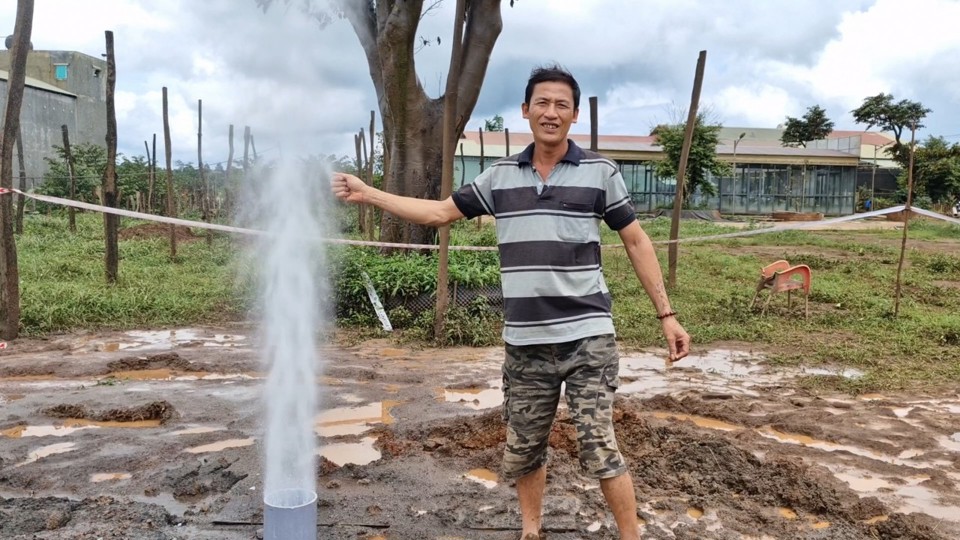 The well of Mr. Dam Xuan Hoa's family in Kla village, Ia Kly commune, Chu Prong district, Gia Lai province blows air with water mist, sand, and small gravel up to more than 30m high.