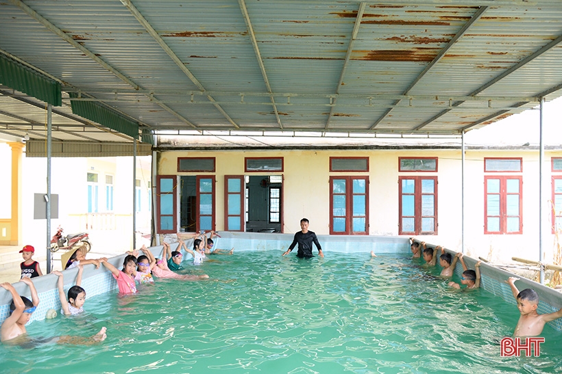 Los estudiantes de Can Loc disfrutarán yendo a la escuela de natación este verano