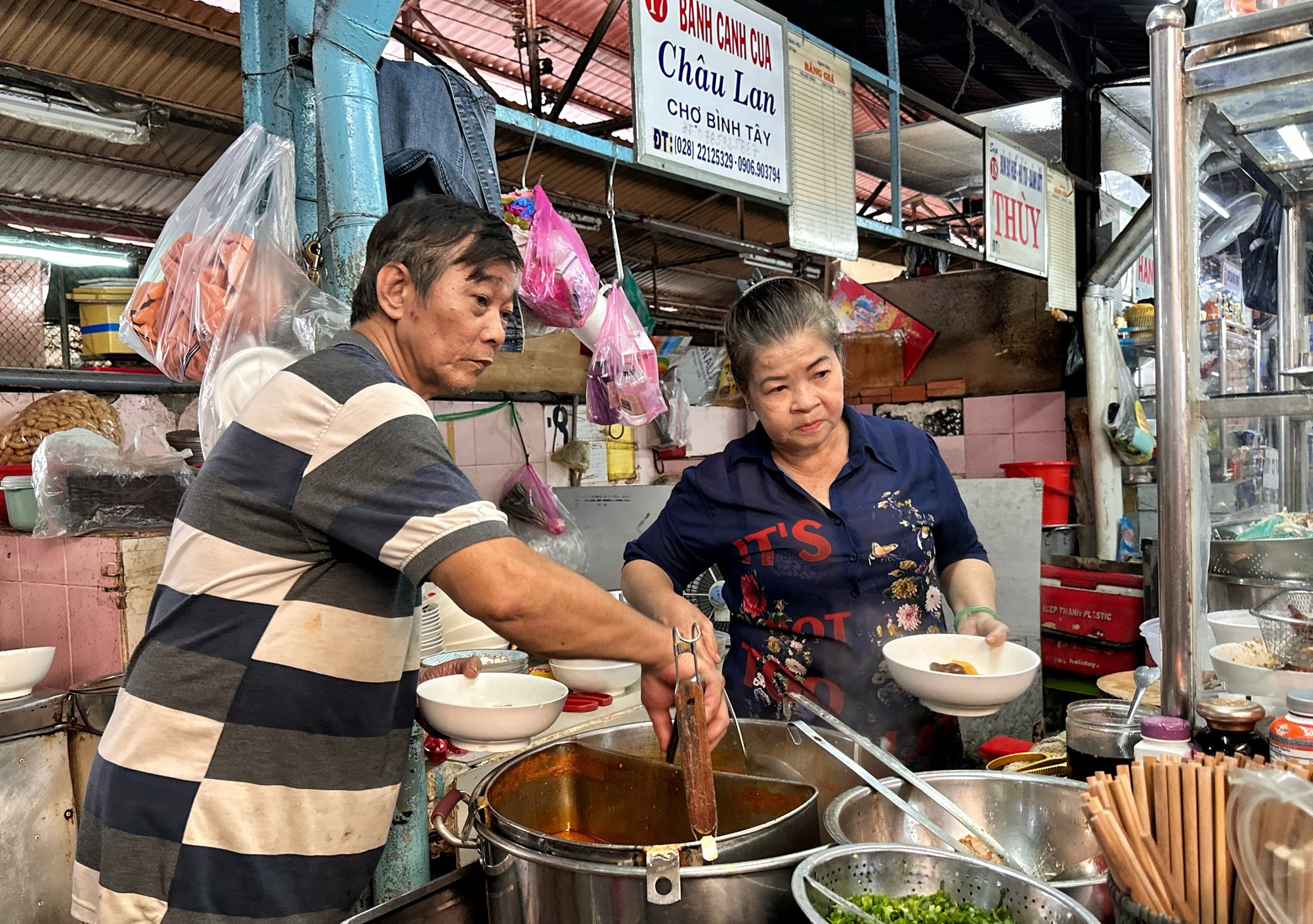 Bánh canh cua 40 năm ‘trứ danh’ chợ Bình Tây: Ngon cỡ nào mà khách ăn sạch? - Ảnh 7.