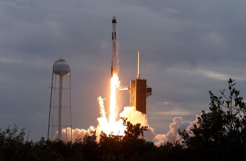 Un nouveau vol commercial arrive à l'ISS transportant les premiers astronautes du 21e siècle