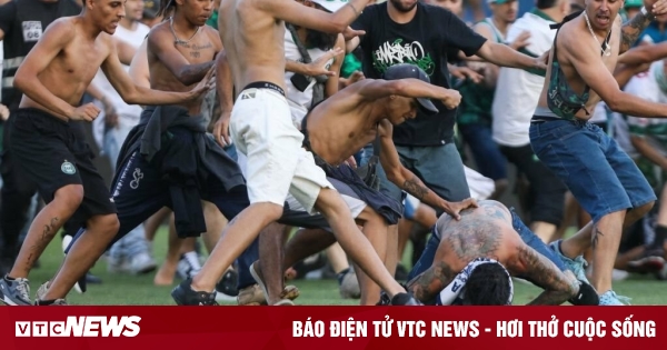 Des centaines de fans se sont battus et ont poursuivi les joueurs