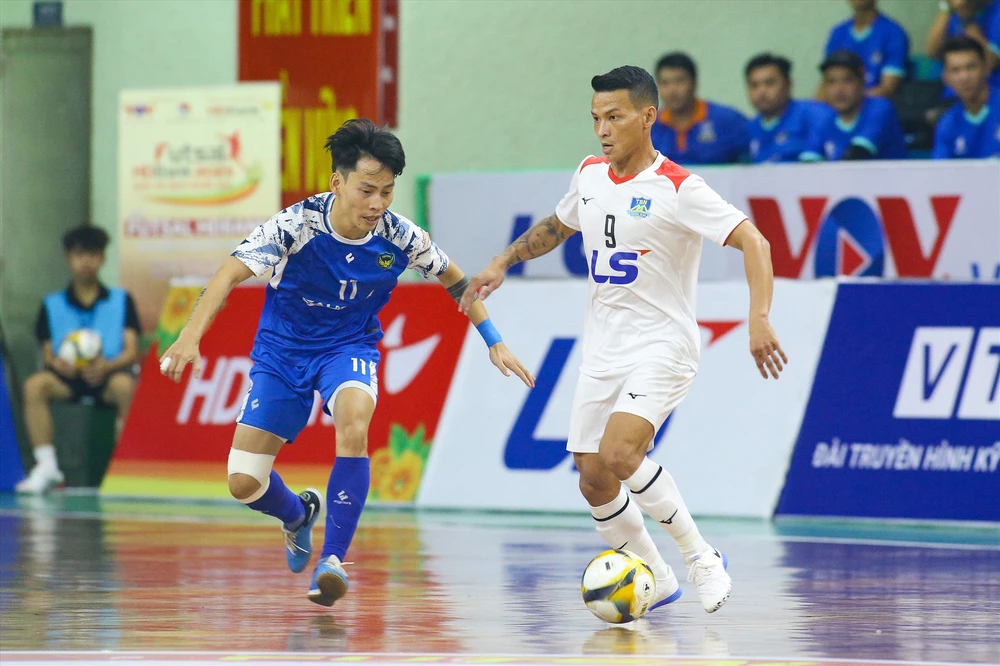 Thai Son Nam HCMC (camiseta blanca) y Sahako FC son los dos equipos de fútbol sala más fuertes en 2023.