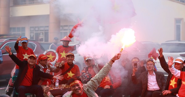 Viet Tri светится красным, подпитывая вьетнамскую команду во втором матче полуфинала