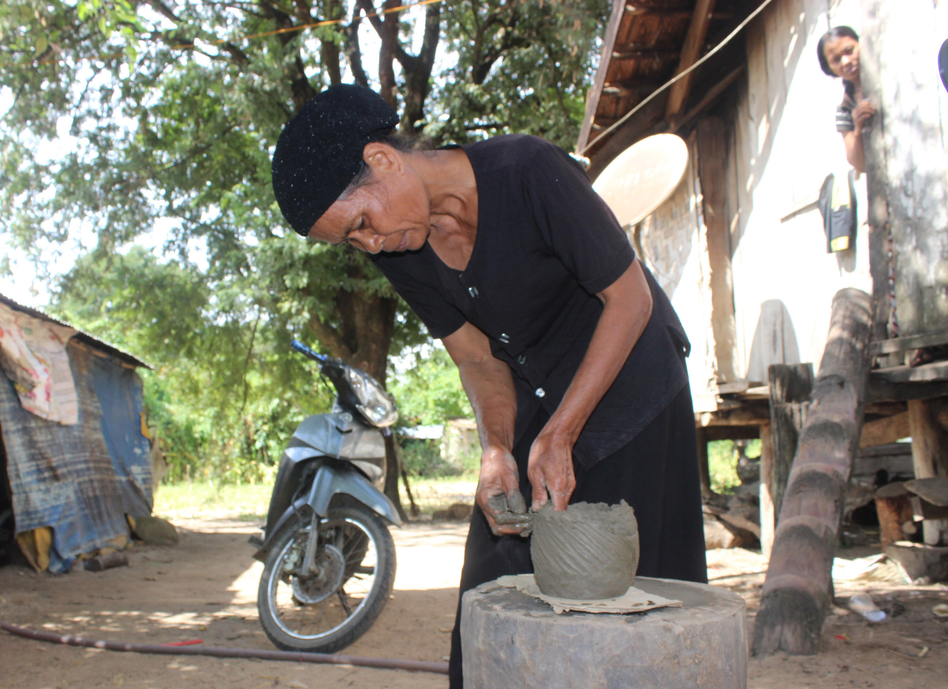 gom co mnong rlam di san song giua dai ngan hinh 2