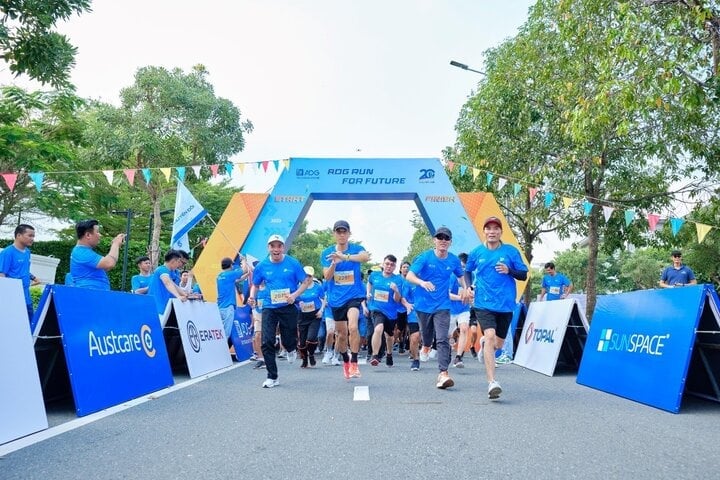 Muchos atletas de ADG participan en la carrera fuera de línea por un medio ambiente verde.