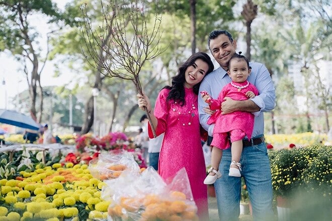 Vietnamese celebrity's Western husband: Spends 5 billion VND on music videos, indulges his wife's acting career - Part 2