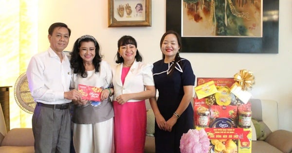 Ho Chi Minh City Party Committee's Propaganda Department visits and wishes outstanding artists a Happy New Year