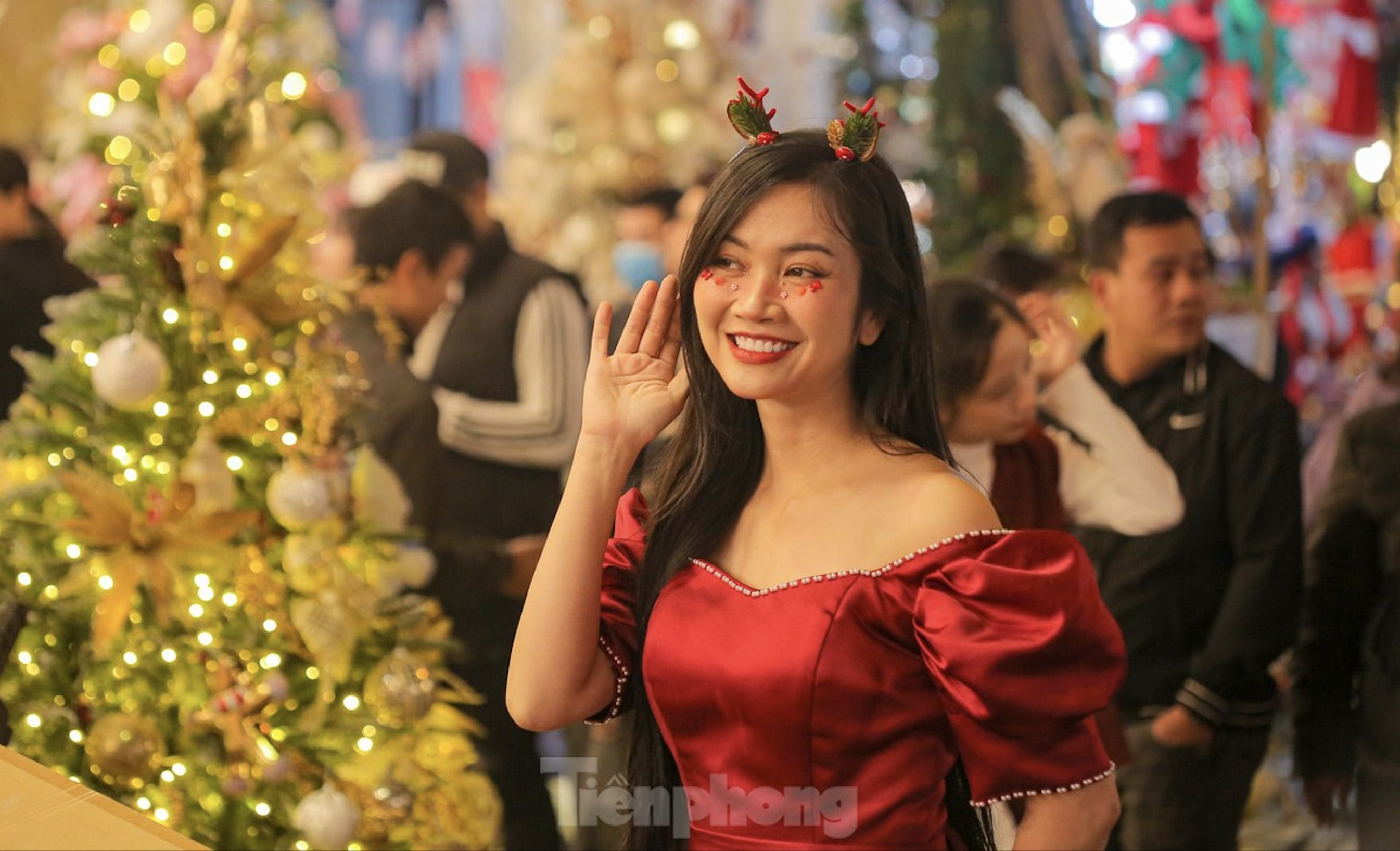 The bustling atmosphere of welcoming Christmas early on the streets of Hanoi