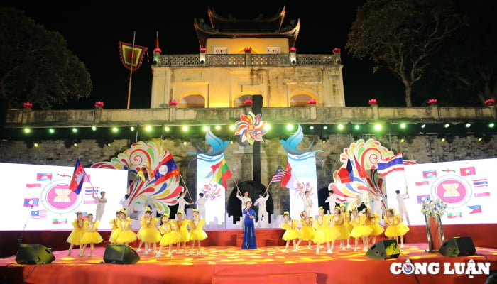 Programa de apertura del Día de la Amistad Cultural de los Colores de la ASEAN