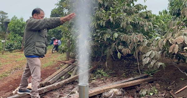 บ่อน้ำพุพ่นน้ำสูงหลายสิบเมตร พัดกองคอนกรีตปลิวหายไป