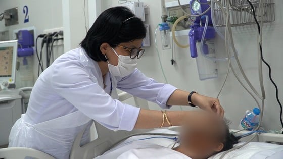 El médico está examinando al paciente.