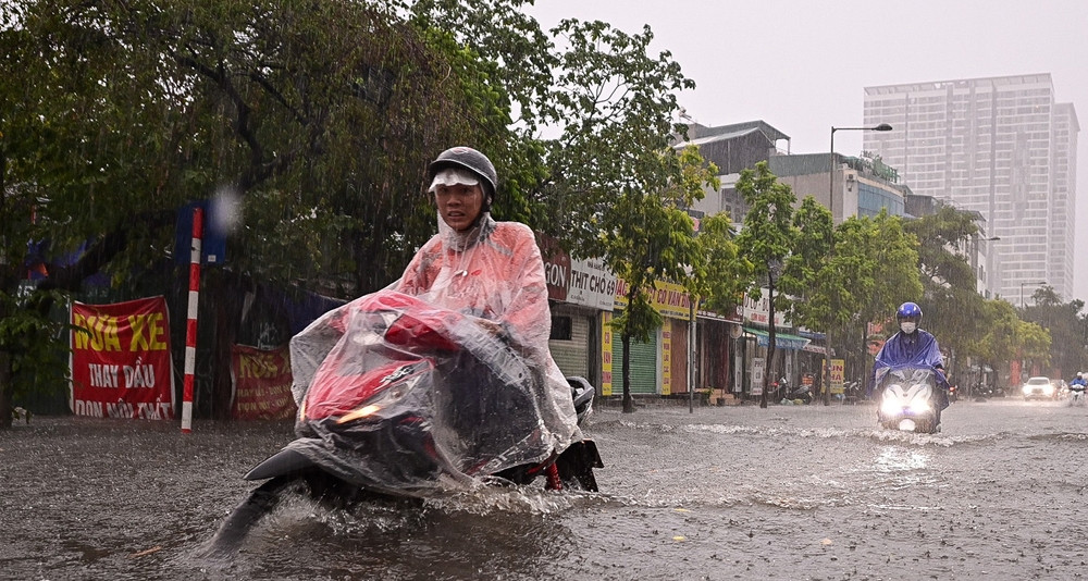 Hanoi weather for the next 3 days: Wind convergence zone gradually strengthens, thunderstorms cool down