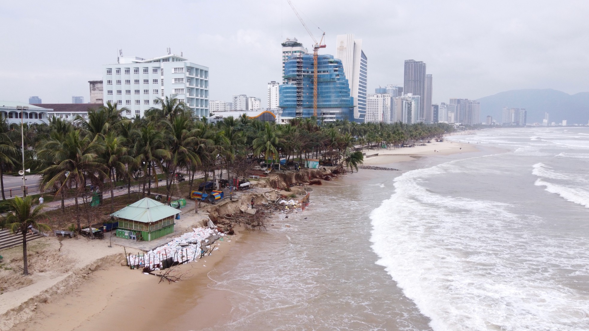 Schwere Erdrutsche am Strand von Da Nang, viele Kioske wurden von den Wellen zerstört (Foto 1)