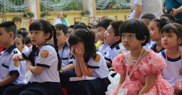 Estudiantes y padres en Ciudad Ho Chi Minh se emocionaron al ver el video del Norte en medio de tormentas e inundaciones.