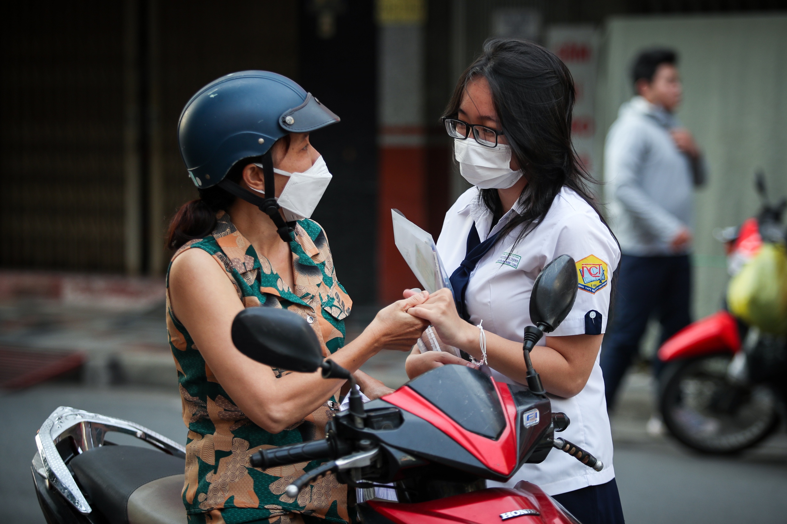 Bên trong phòng thi đặc biệt của thí sinh bị viêm tủy đốt sống cổ ở TP.HCM- Ảnh 8.