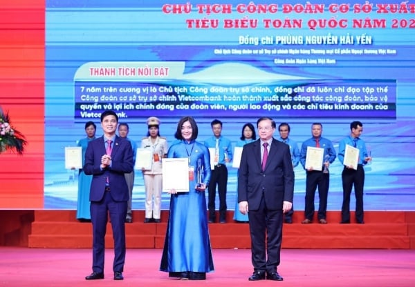 El director general adjunto y presidente del sindicato TSC Vietcombank recibió el premio Nguyen Van Linh