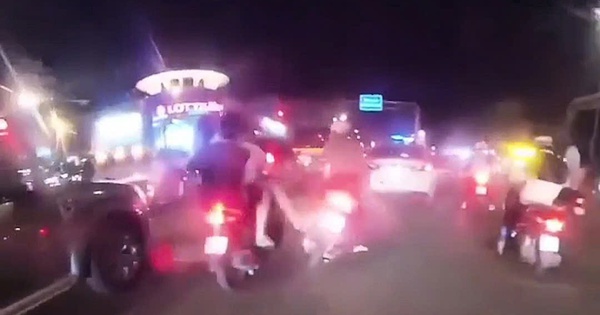 Les réseaux sociaux partagent une vidéo d'une moto tombant près du LOTTE Mart District 7, à Ho Chi Minh-Ville