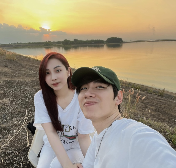 La petite amie de KHANH, Nguyen Thuy Linh, a directement participé au processus de production du MV.