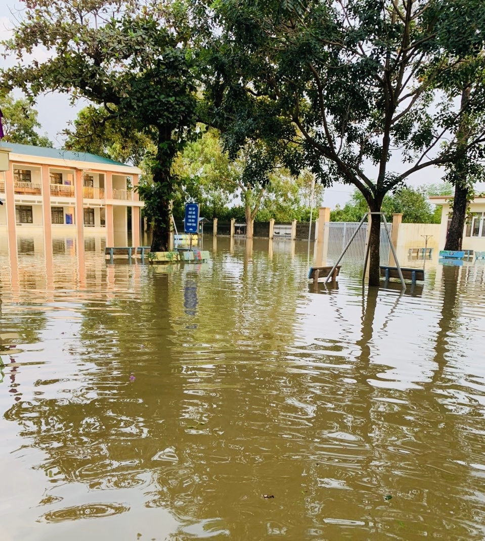 La escuela satélite de la escuela primaria Van Thai, del distrito de Ung Hoa, está profundamente inundada.