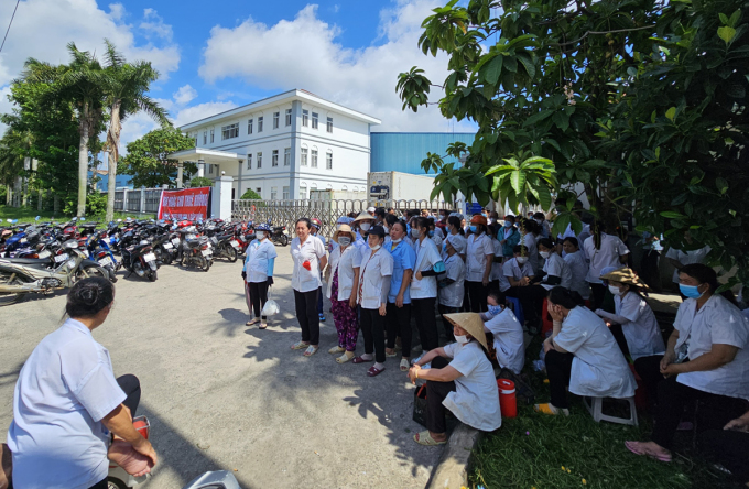 Más de 100 trabajadores de la empresa Thuan Thien dejaron de trabajar para protestar por el bloqueo de la línea de descarga. Foto: Nam An