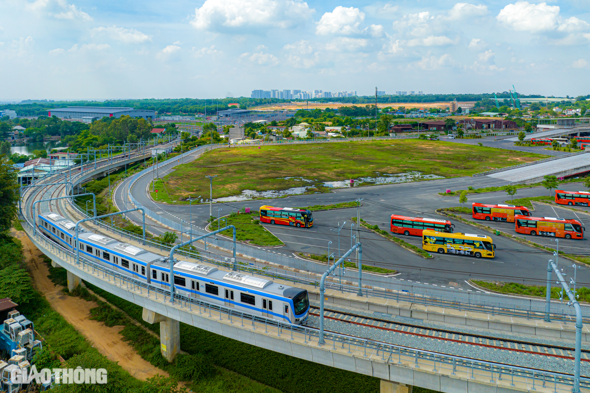 Les habitants de Ho Chi Minh-Ville découvrent avec enthousiasme le métro avant sa mise en service officielle, photo 19