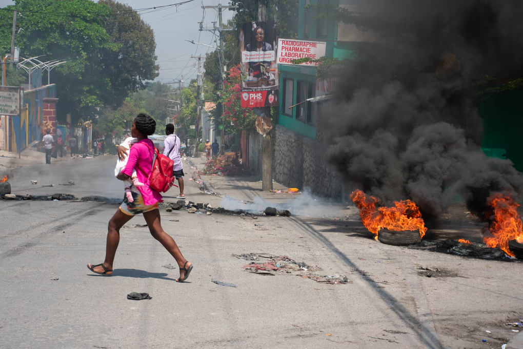 Mỹ điều trực thăng sơ tán công dân khỏi Haiti - 1