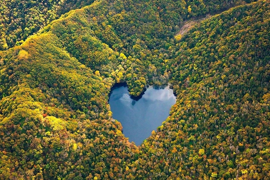La belleza del romántico lago en forma de corazón es como una 