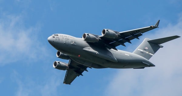 La cola de un avión de transporte militar estadounidense cayó sobre una escuela.